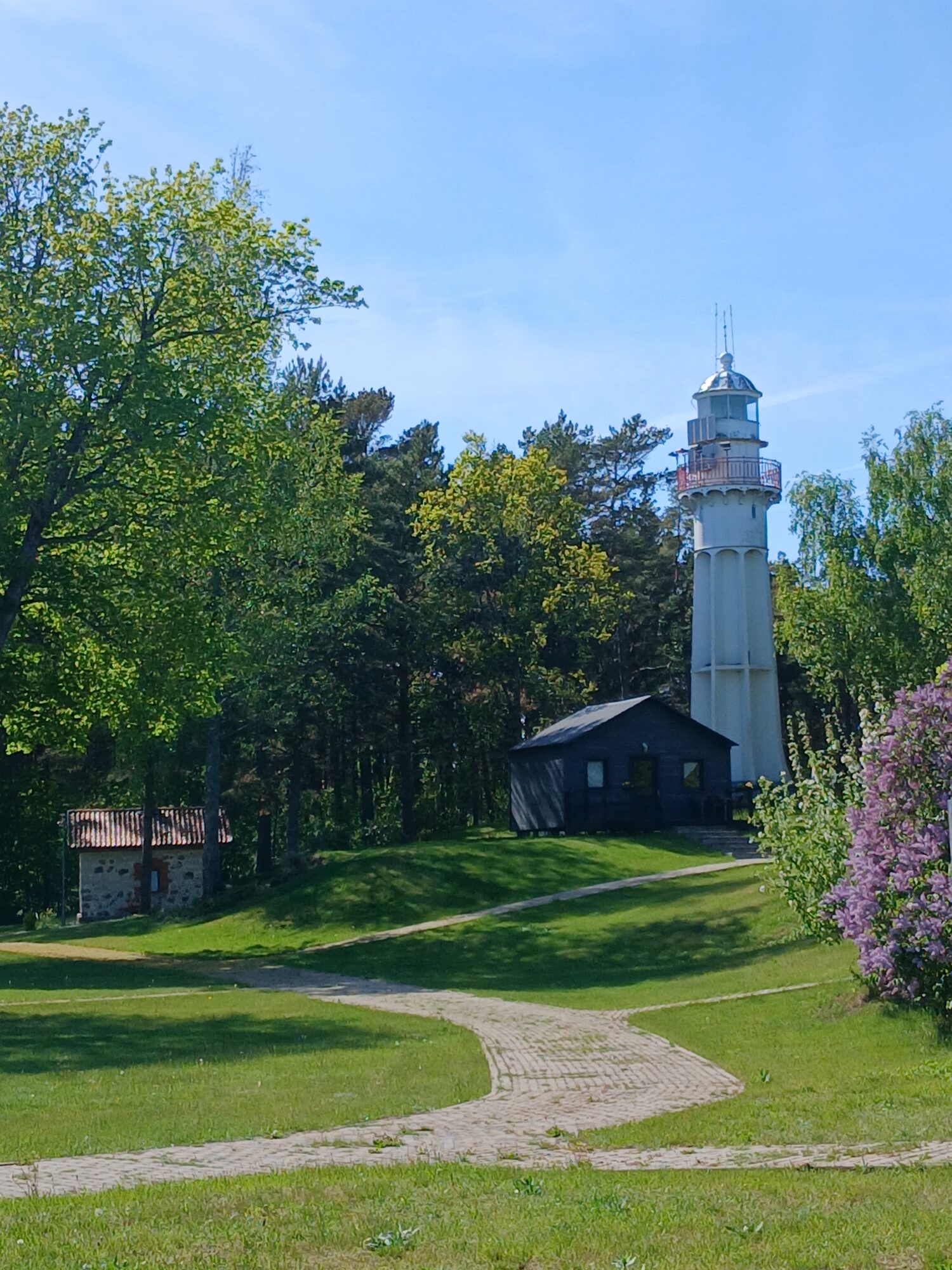 Mērsraga bāka ar koptu dārzu un celiņu